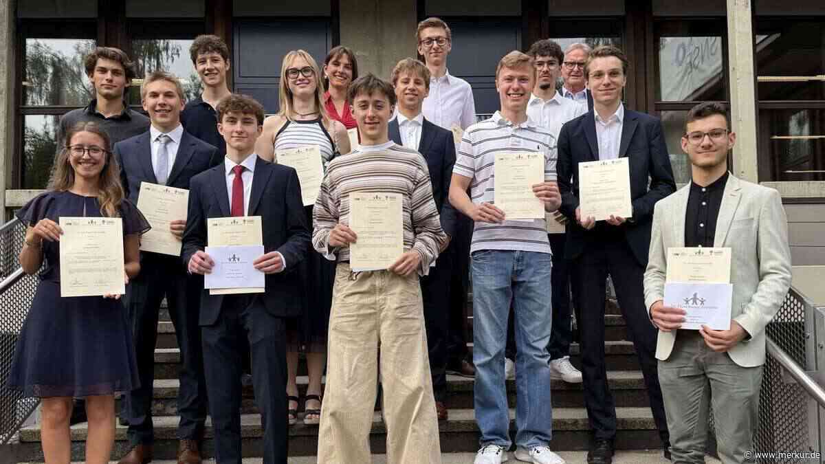 Gymnasium Geretsried: Zwei Schüler holen Dr.-Hans-Riegel-Fachpreise