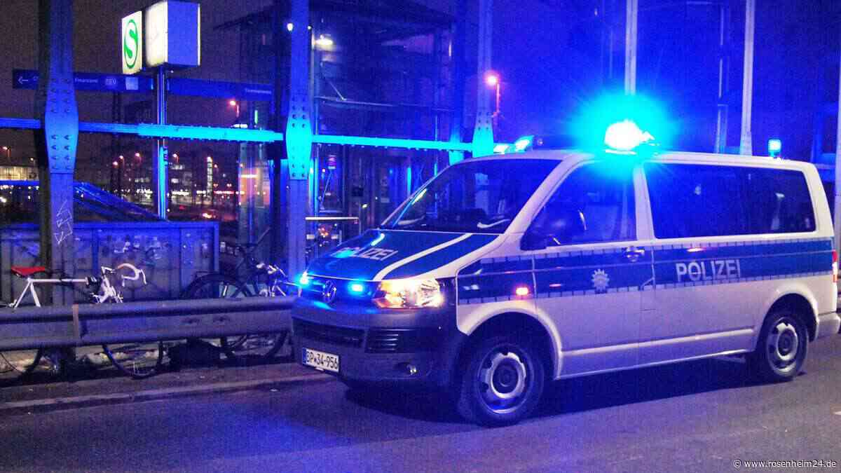 Streit in München eskaliert: Frau (26) zeigt Hitlergruß und beißt Polizistin ins Bein