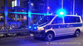 Streit in München eskaliert: Frau (26) zeigt Hitlergruß und beißt Polizistin ins Bein