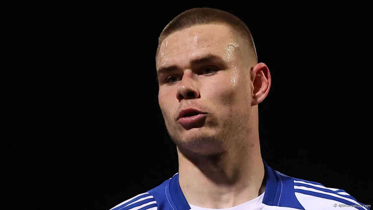 Fleetwood sign ex-Swindon defender Batty