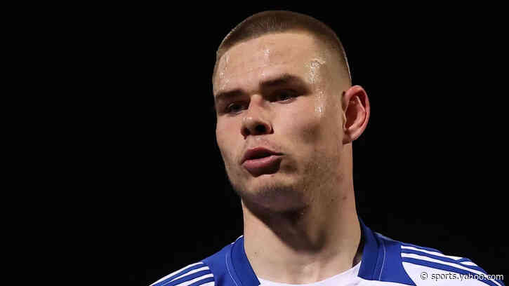 Fleetwood sign ex-Swindon defender Batty