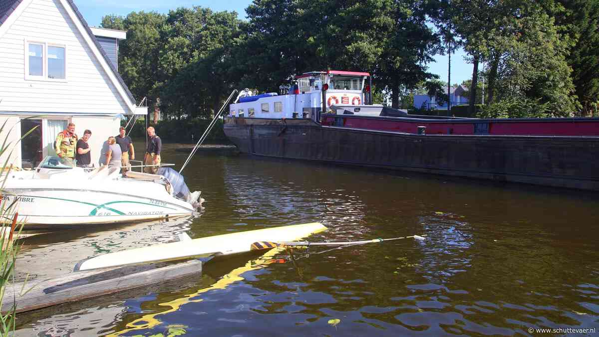 Twee gewonden na aanvaring tussen binnenvaartschip en roeiboten