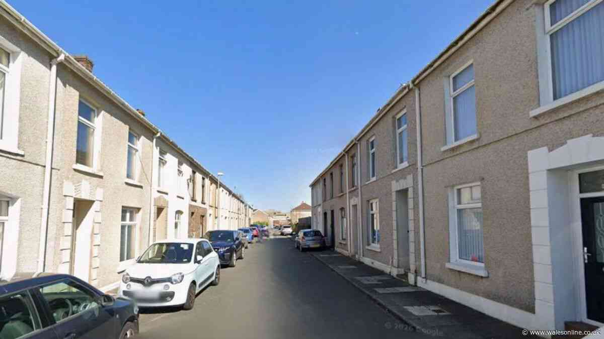 Street cordoned off by bomb experts