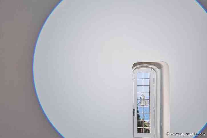 Avec ses projecteurs, l’artiste Michel Verjux réinvente l’intérieur et l’extérieur du Musée Picasso d’Antibes