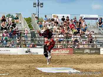 Rodeo ropes in thousands to see riders take on the big bulls
