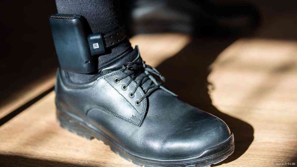 Fußfessel, Gewahrsam, Strafrecht: Sind für die Terrorabwehr Gesetzesverschärfungen nötig?