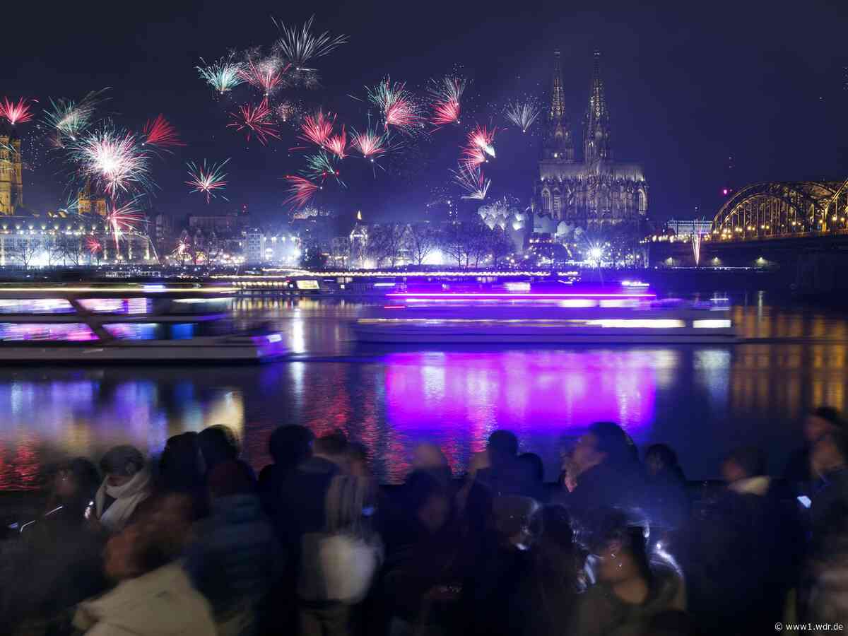 Kölner Lichter: Schiffskonvoi startet in Niehl