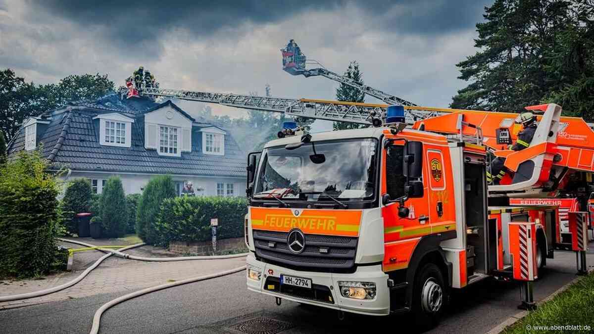Einfamilienhaus in Volksdorf steht in Flammen, während Familie Urlaub macht