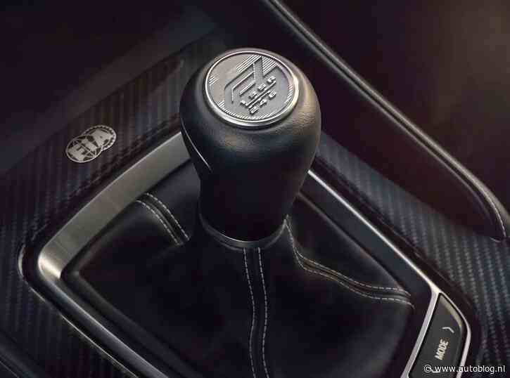 De enige handgeschakelde sedan met V8 blijft toch in productie!