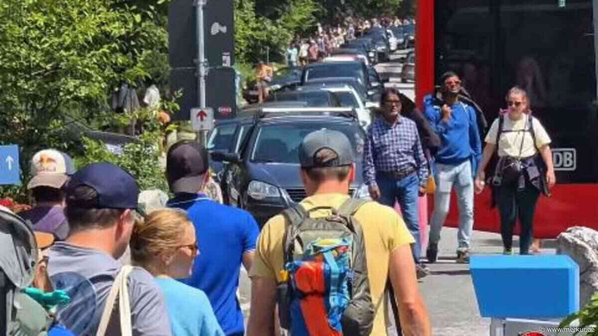 Chaos, Stau und Menschenmassen: Video zeigt Wahnsinn am Eibsee – „Komplett verblödet“
