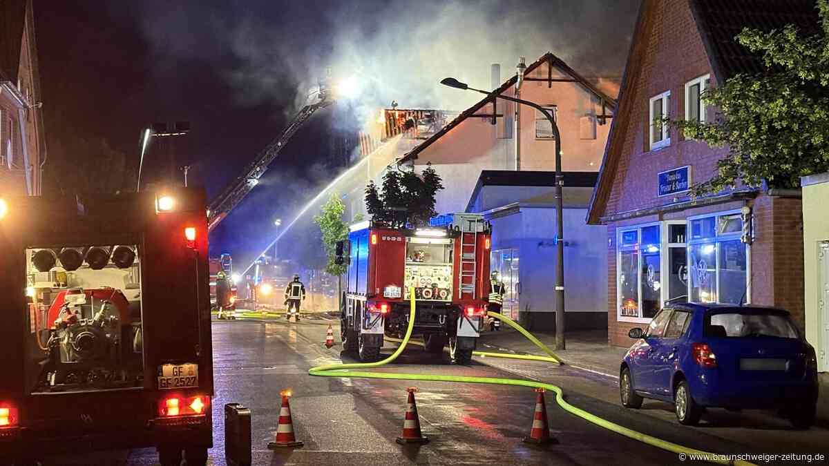 Vier Feuerwehrleute bei Großbrand im Nordkreis Gifhorn verletzt