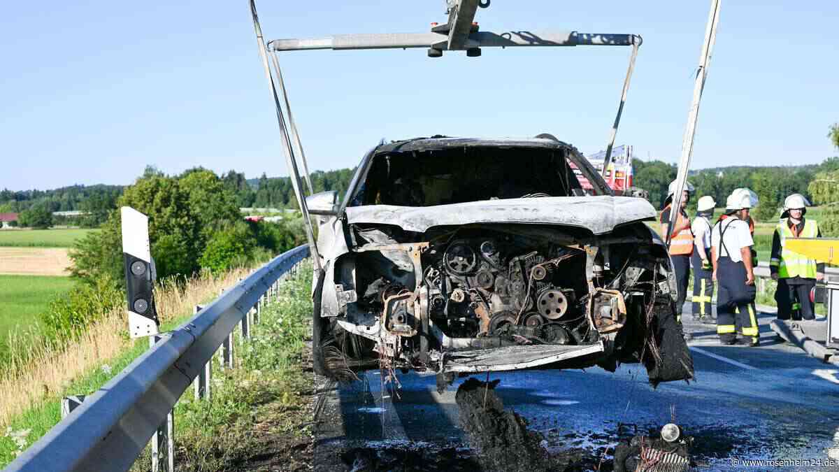 Audi brennt auf B15 bei Schechen lichterloh – Bundesstraße zeitweise voll gesperrt