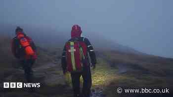 Walkers rescued from Kinder Scout in early hours