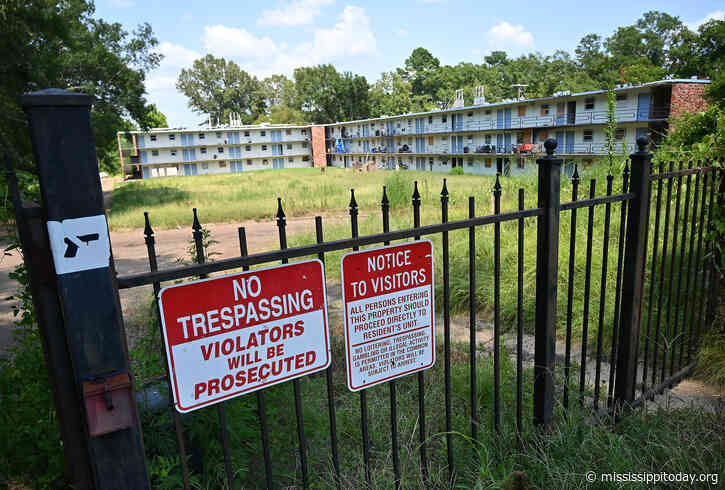 Power is shut off at Jackson apartment complex, prompting city and community to step in