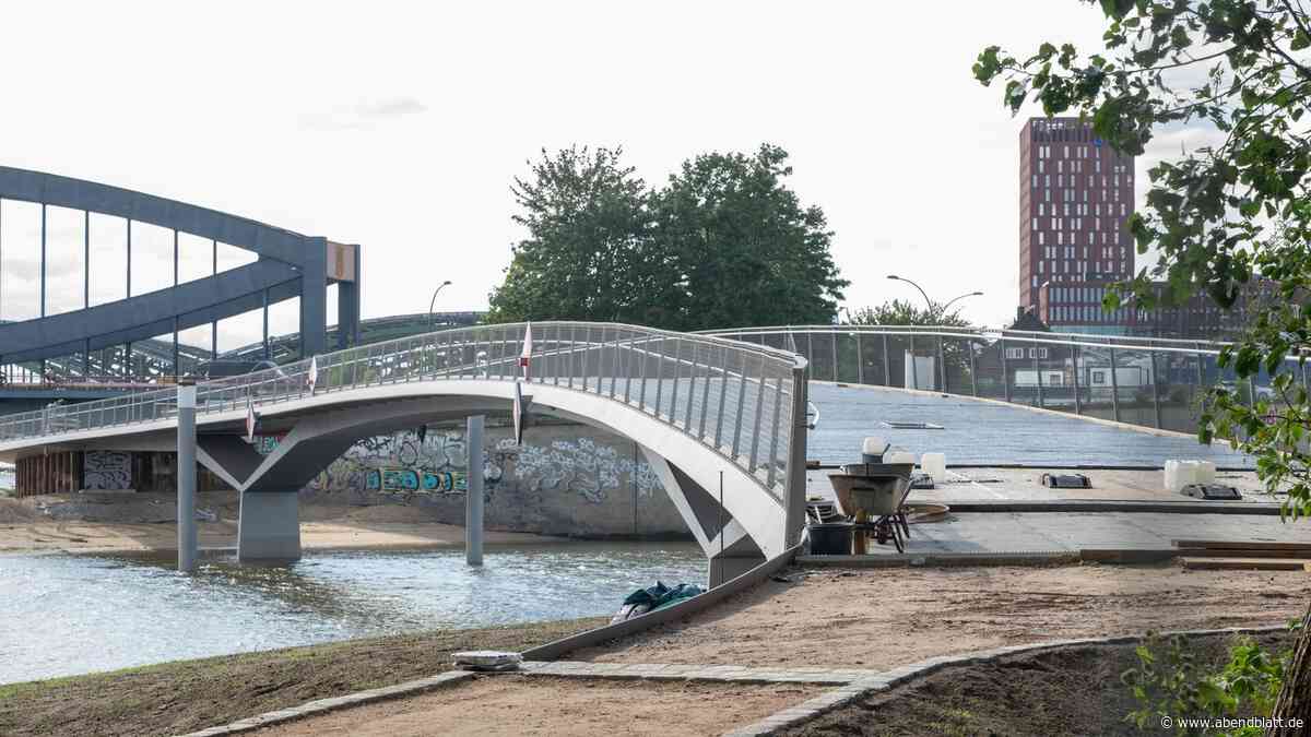 Hamburgs XXL-Fußgängerbrücke steht – und kann trotzdem nicht genutzt werden