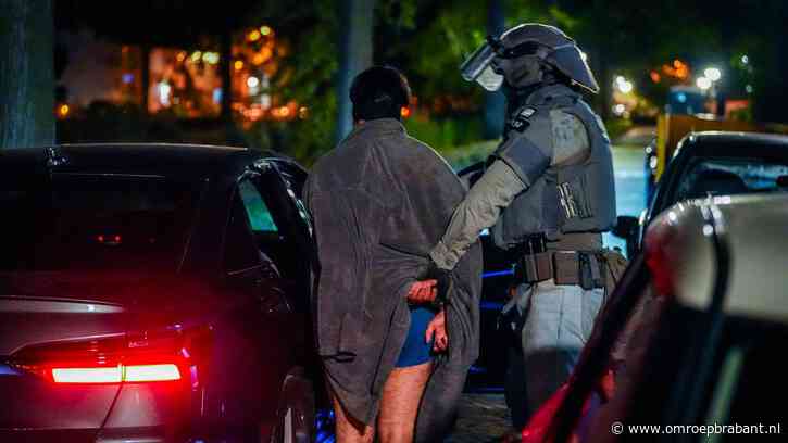 Politie blaast midden in de nacht voordeur op en arresteert man