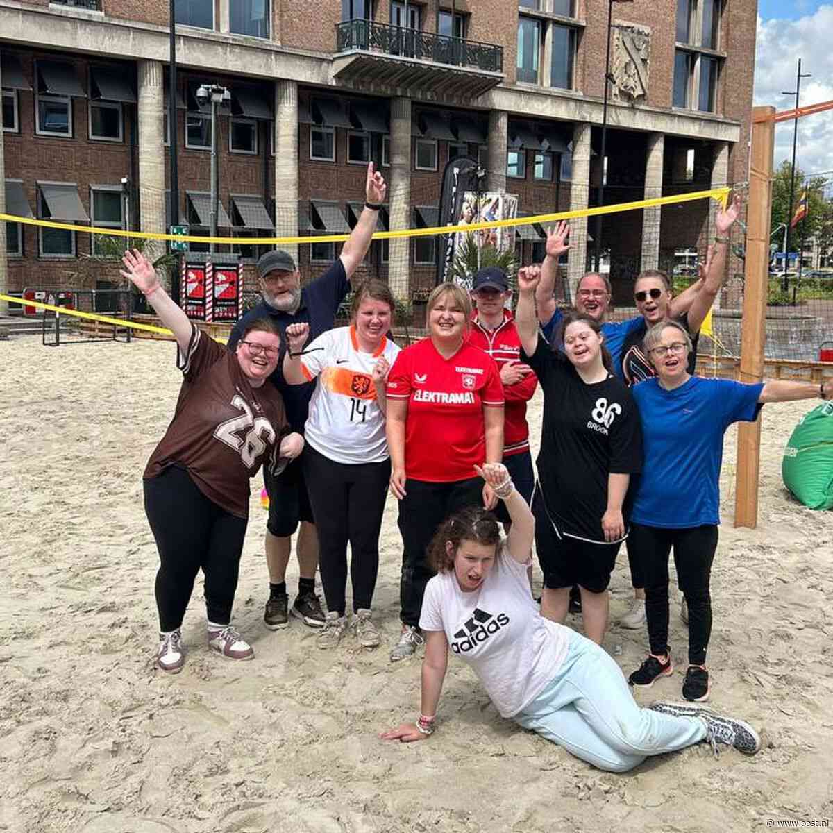 Gratis sporten op 300 ton zand in Hengelo: 'Alsof je op het strand bent'