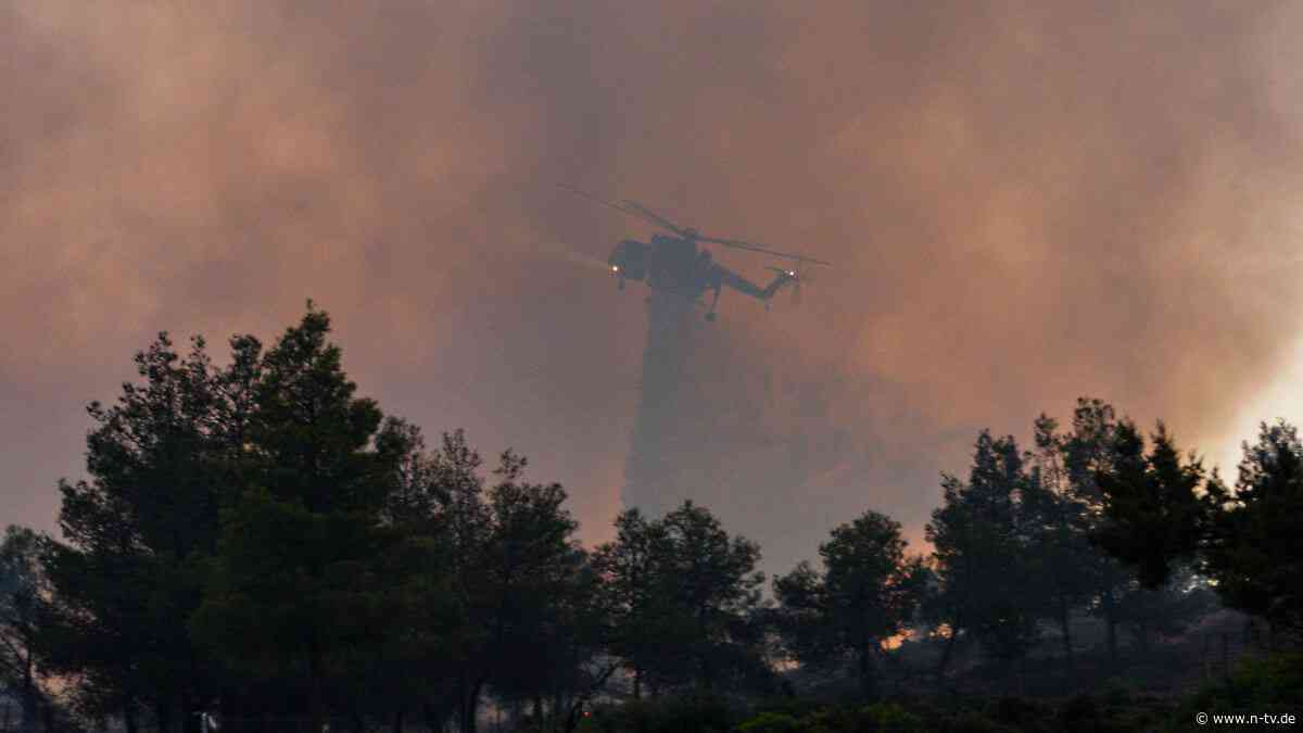 Waldbrand auf Paros: Griechische Insel steht in Flammen - Menschen flüchten an den Strand