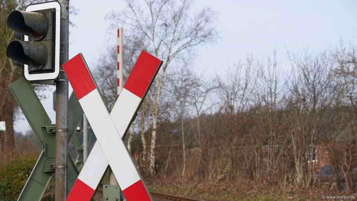 Zug kollidiert mit Auto – Mutter und Kleinkind (1) schwer verletzt