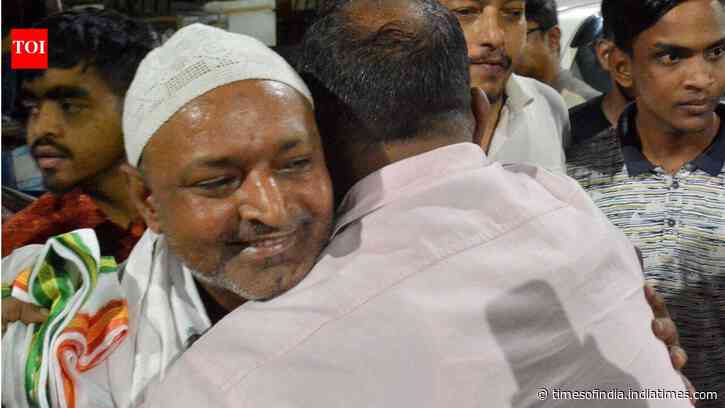 CJP protest: Jubilant kin welcome bail relief with flowers, hugs and tears outside Bankshall Court in Kolkata