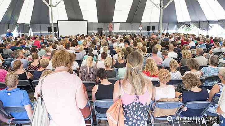 Een speciaal moment tijdens New Wine: 900 tieners kregen een eigen Bijbel
