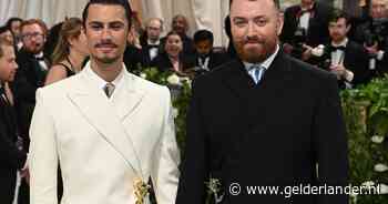 Sam Smith verloofd met modeontwerper Christian Cowan en komt met ode aan hun relatie