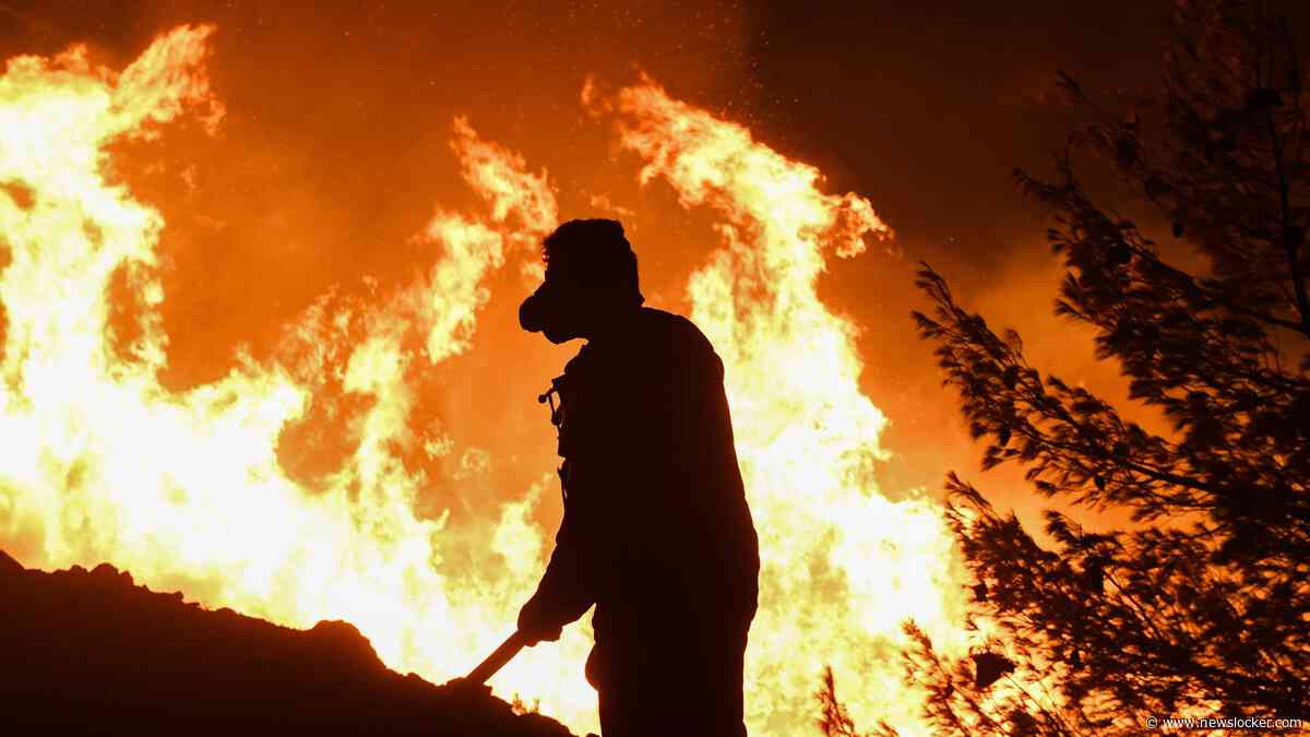 LIVE | Griekenland houdt adem in voor bosbranden: toeristen op eiland Paros moeten naar strand vluchten