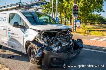 Bestelbus ramt auto die rood licht negeert, forse schade aan beide voertuigen