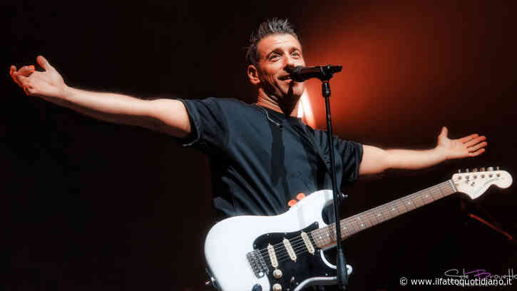 “Mio padre possiede un negozio di strumenti a Carrara e non demorde, nonostante abbia 76 anni. Occidentali’s karma fa parte della storia della musica italiana di quel decennio”: così Francesco Gabbani