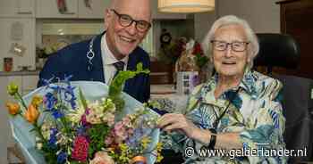 Burgemeester bezoekt 102-jarige Truus en kunstselectie te zien bij De Bakermat