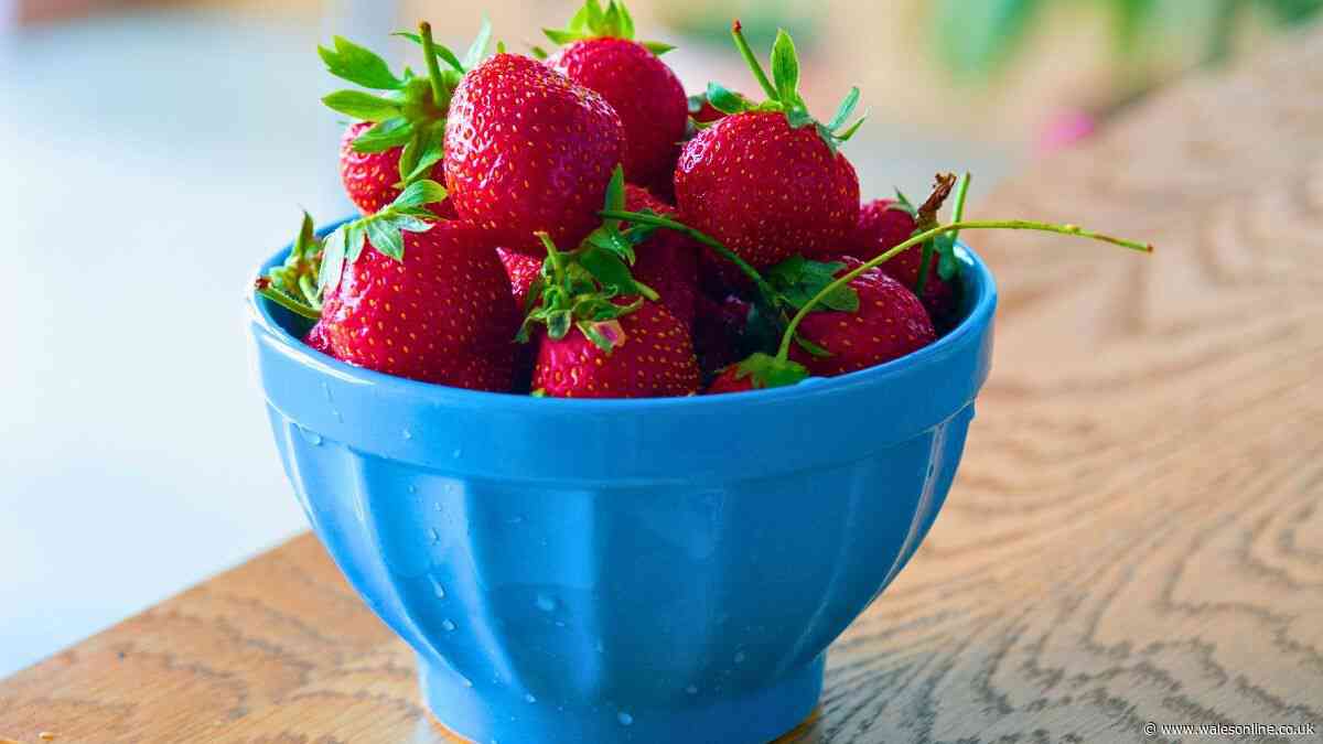 Strawberries stay edible without going mouldy for two weeks if washed with 1 natural item