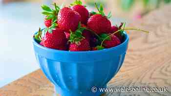Strawberries stay edible without going mouldy for two weeks if washed with 1 natural item