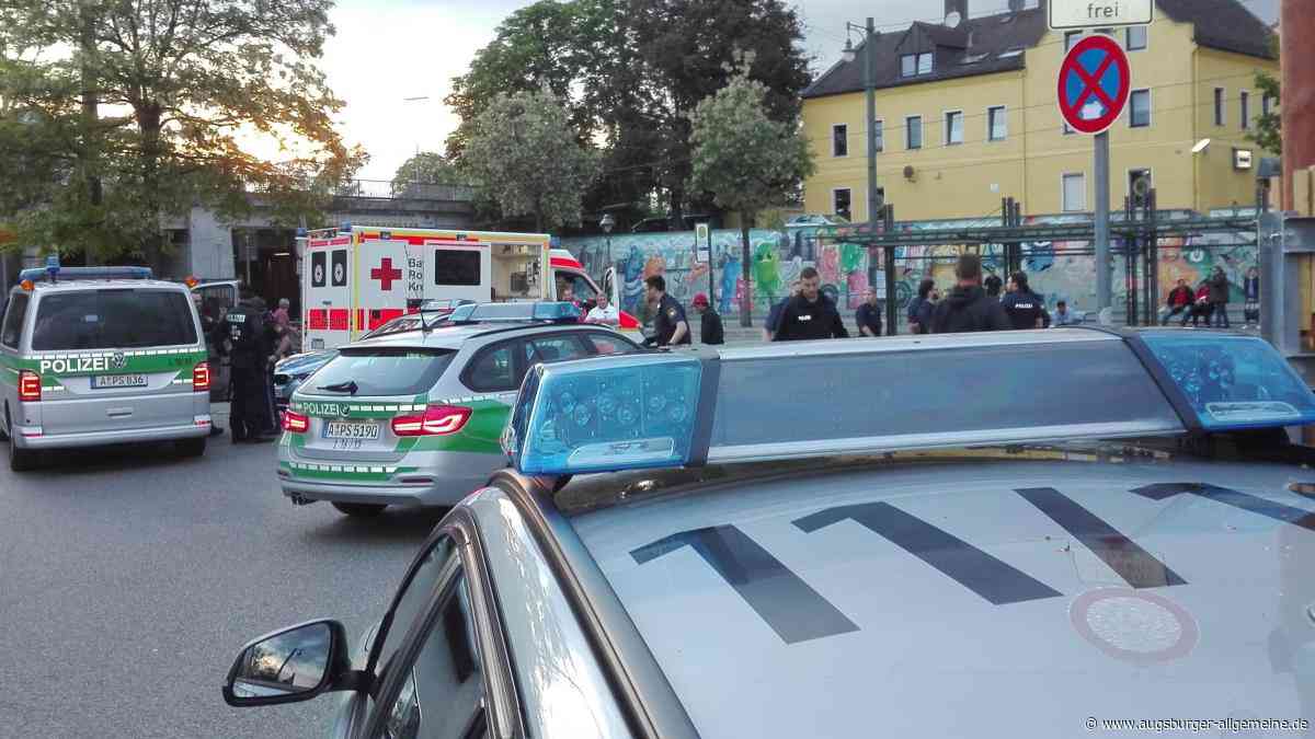 Hauseigentümer wird auf dem eigenen Grundstück überfallen und ausgeraubt