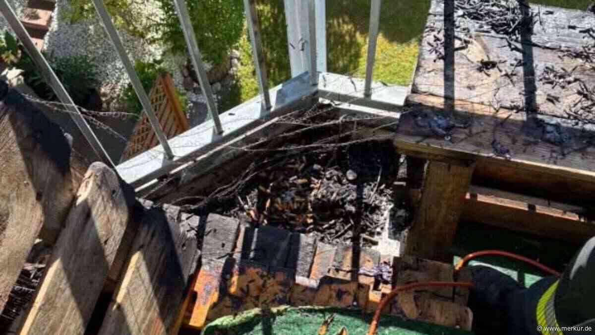 Balkonbrand in der Wachterstraße schon gelöscht, bevor Feuerwehr eintrifft