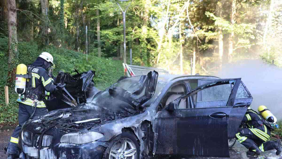 Auto gerät auf Parkplatz in Oberbayern plötzlich in Brand