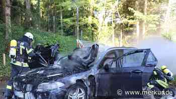 Auto gerät auf Parkplatz in Oberbayern plötzlich in Brand