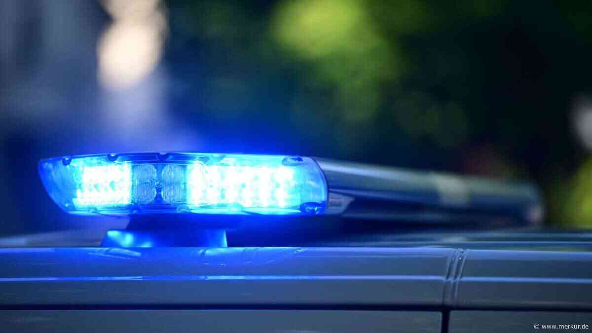 Unbekannter rammt Anhänger und schiebt Gespann einen halben Meter vor
