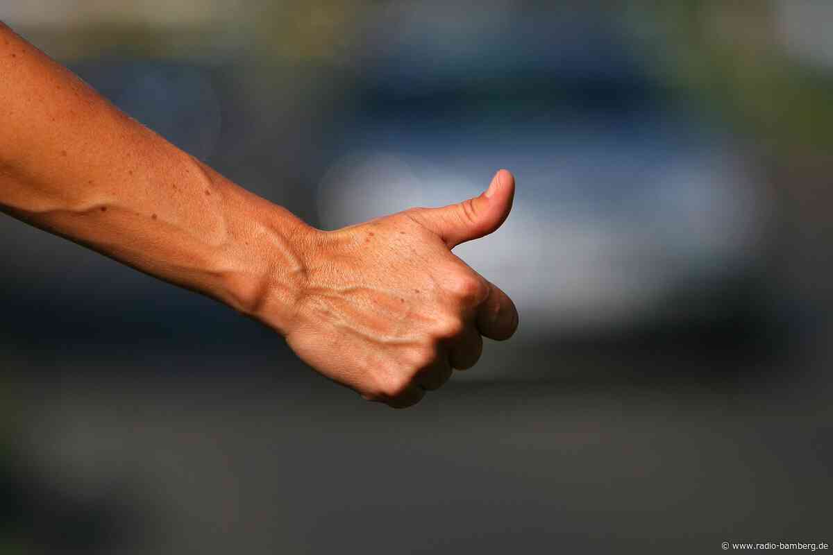 Beifahrer muss Flug erwischen – Frau lässt Pannenauto stehen