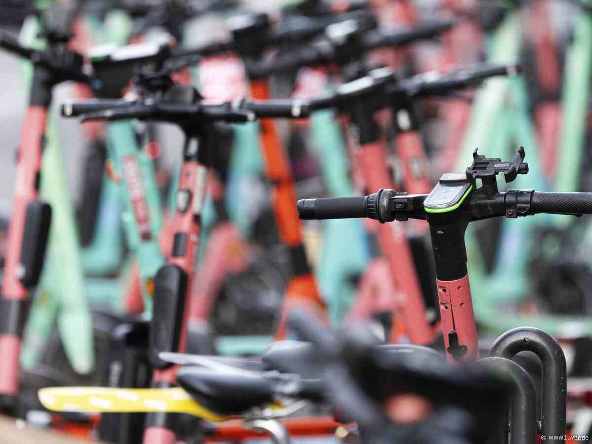 Köln: E-Scooter-Fahrer fährt 94-Jährige an