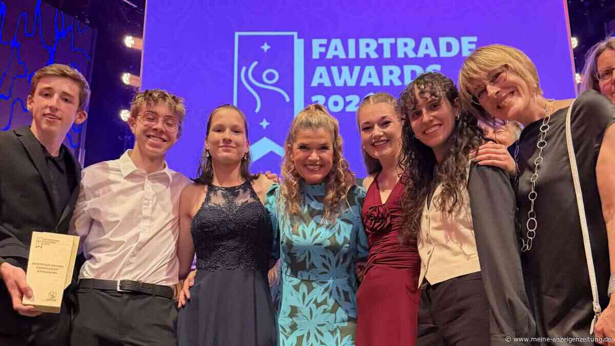 Anke Engelke übergibt Schülern des Camerloher-Gymnasiums einen Fairtrade-Publikumspreis