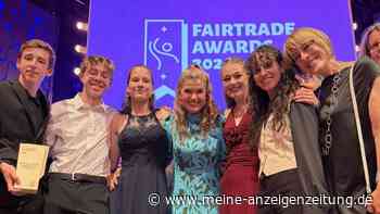 Anke Engelke übergibt Schülern des Camerloher-Gymnasiums einen Fairtrade-Publikumspreis