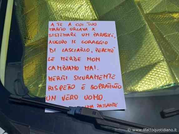 “A te a cui tuo marito urlava per sistemare un parasole, auguro il coraggio di lasciarlo perché le m**** non cambiano mai”: il biglietto lasciato sul parabrezza dell’auto è virale