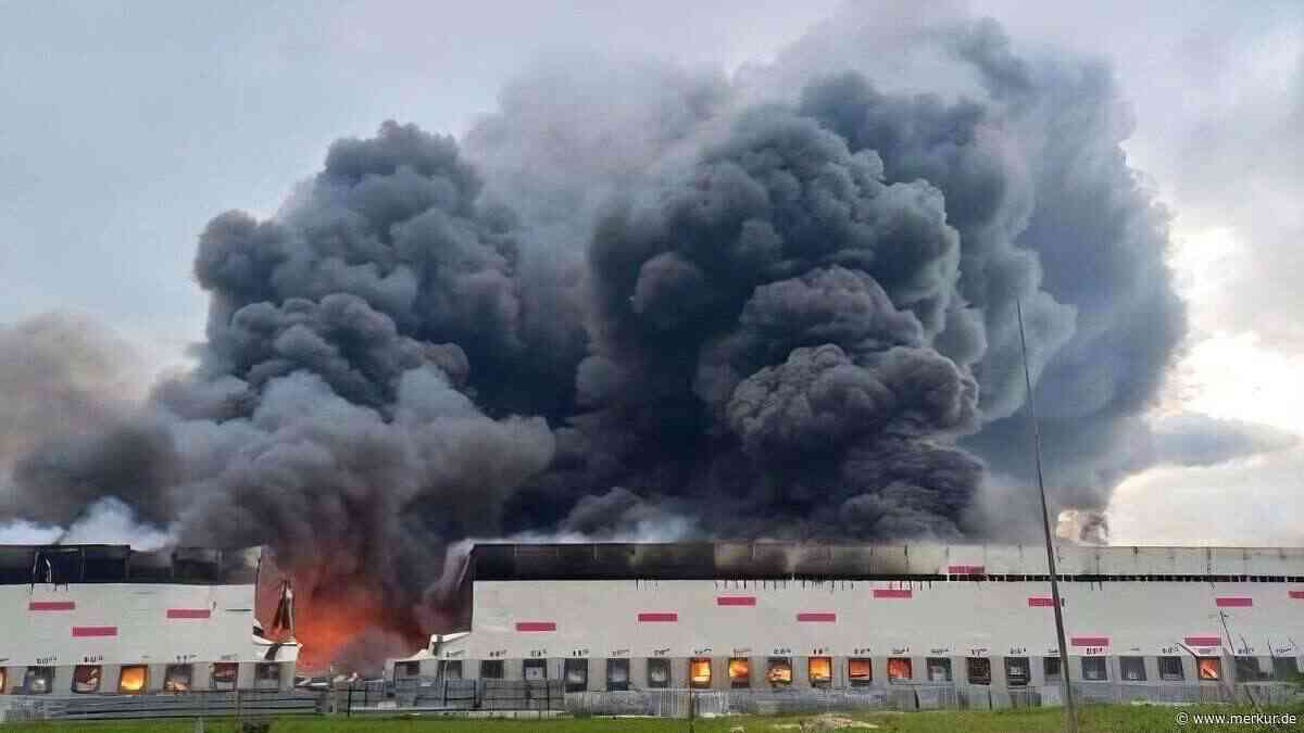 Videos zeigen Explosionen am Himmel: Ukrainische Drohnen treffen Logistikzentrum und Raffinerie