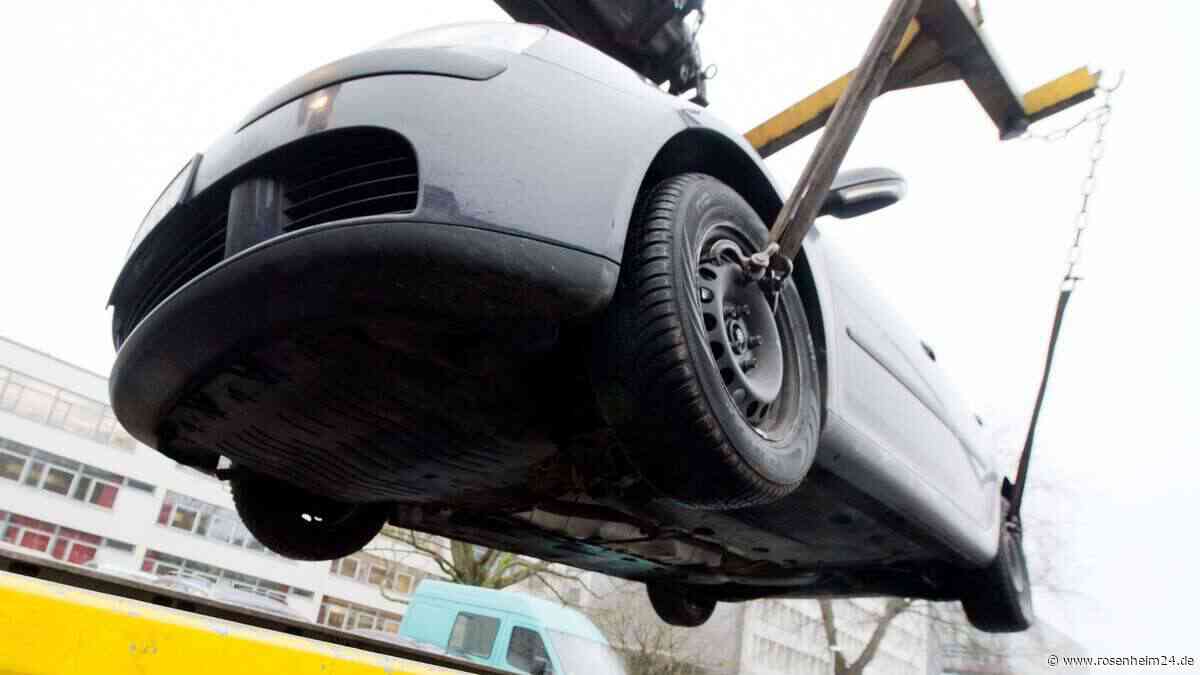 Eilig auf dem Weg zum Flughafen: Autofahrerin lässt Wagen nach Panne einfach auf A94 stehen