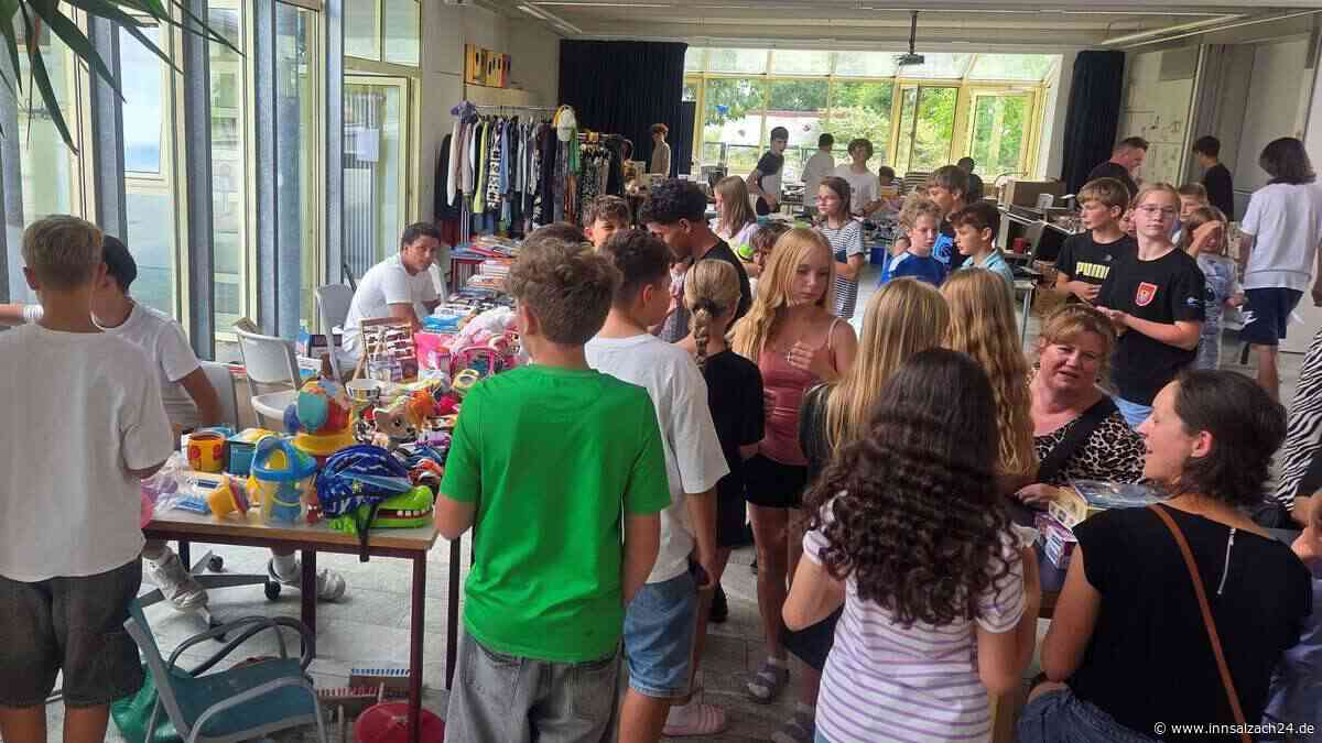 Flohmarkt in Ampfing: Achtklässler sammeln über 1.210 Euro für Kinderkrebshilfe