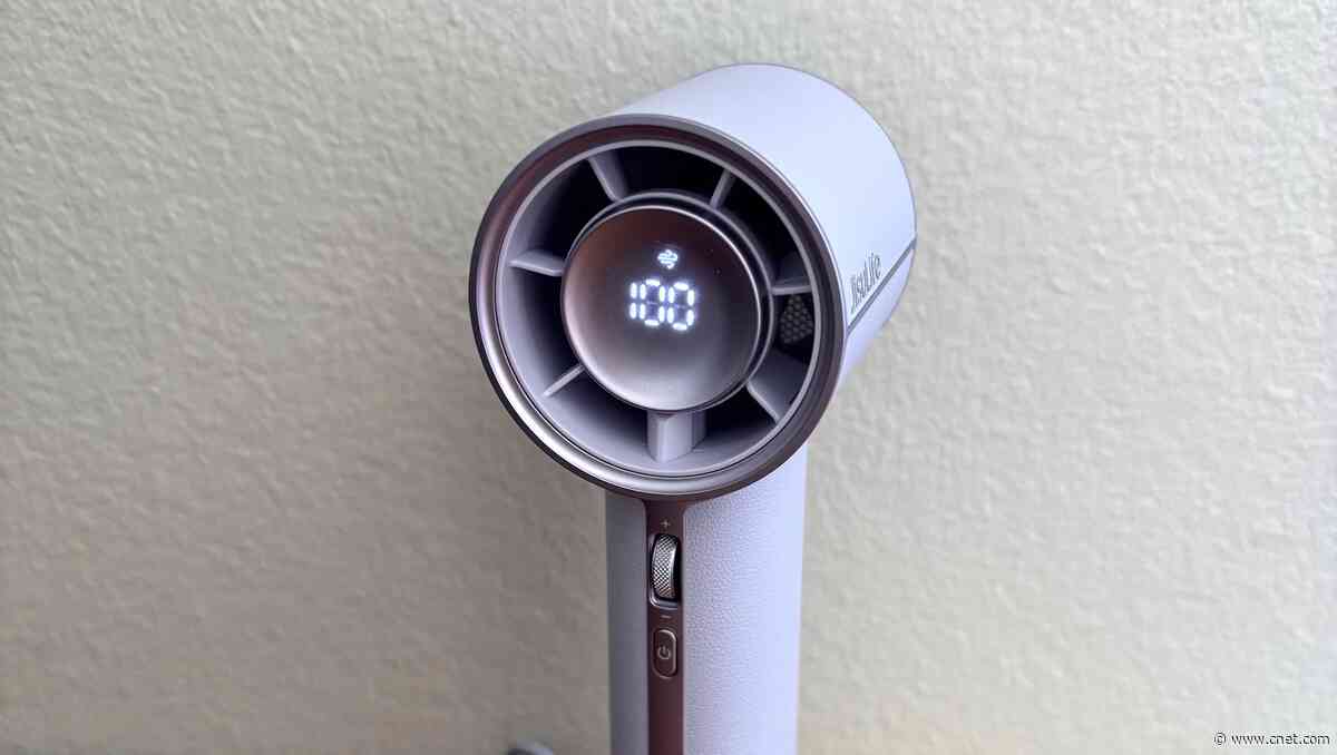 I’ve Been Testing Handheld Fans All Summer. This Is the $50 One I Throw in My Bag