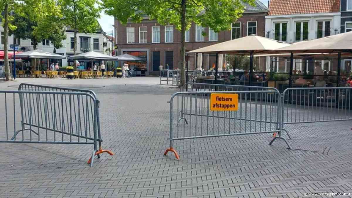 Dranghekken op de Markt in Oosterhout om fietsers en fatbikers te weren