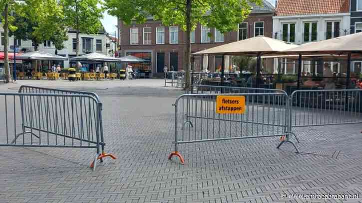 Dranghekken op de Markt in Oosterhout om fietsers en fatbikers te weren