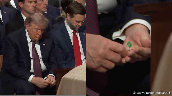 Trump distribuisce mentine al funerale del senatore Lindsey Graham, il video è virale: “Il papà che dà le caramelle ai figli, quando non sarà più Presidente diventerà noioso”