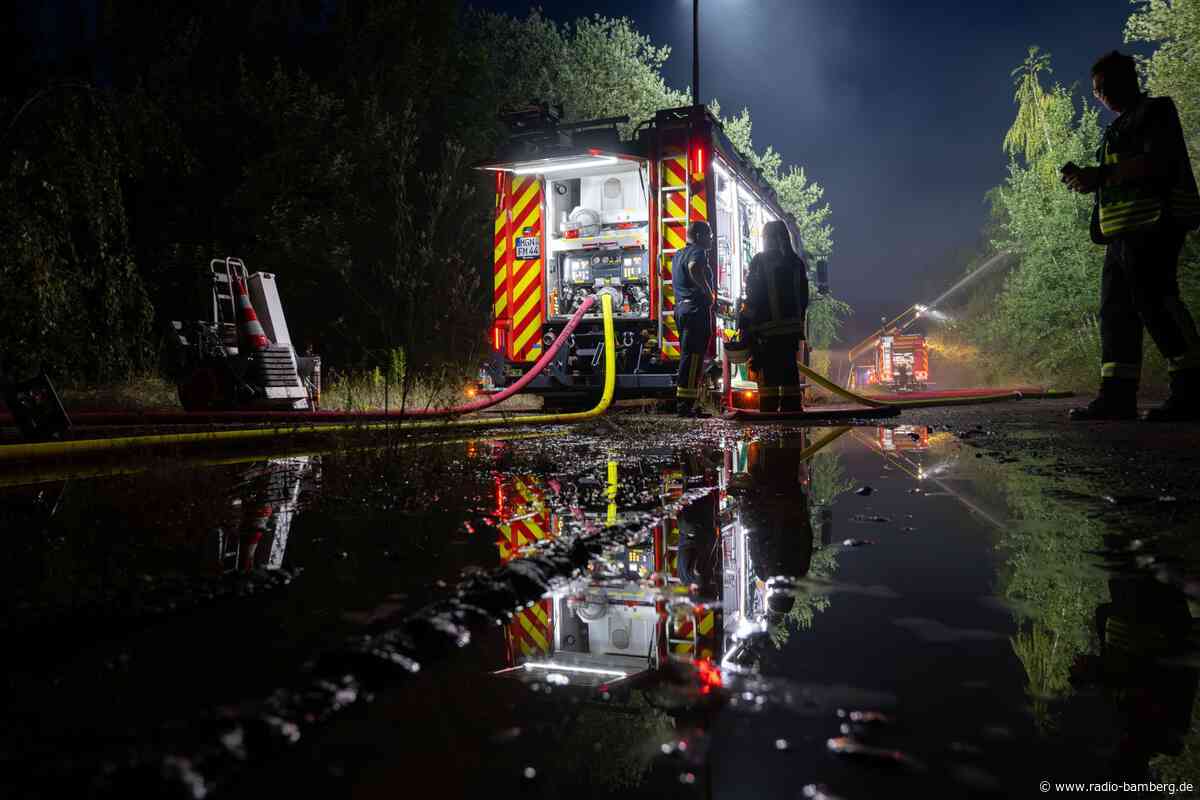 Großbrand hinter Dampflokwerk: Halle einsturzgefährdet